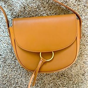 I’m selling this over the shoulder purse!! It’s perfect for a little events! 😉